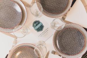 quattro bicchieri di vino vuoti seduti sopra un tavolo di Villa Pasteur - Apartment for 4 pers by the Lake ad Annecy