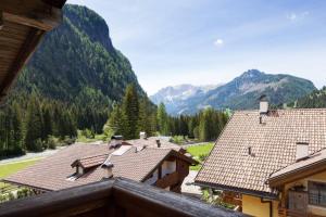 a view of roofs of buildings with mountains in the background at Cèsa MeSa in Canazei