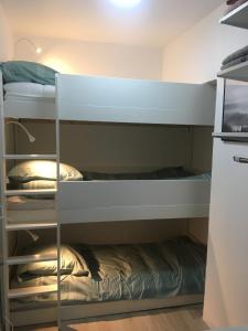 Cette chambre dispose de lits superposés et de 2 lits superposés. dans l'établissement Auron Joli appartement, à Auron