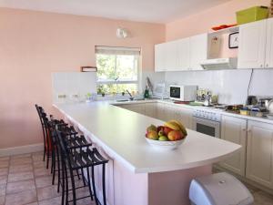 - une cuisine avec un bol de fruits sur un comptoir dans l'établissement a Hout Bay Gem - great FAMILY duplex value, à Hout Bay