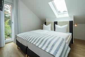 Ein Bett oder Betten in einem Zimmer der Unterkunft Upstalsboom Residenzen Trassenheide