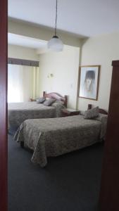 ブエノスアイレスにあるHotel Principeのベッドルーム1室(ベッド2台、ペンダントライト付)