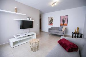 TV a/nebo společenská místnost v ubytování The Roof of the City Center, by Comfortable Luxury