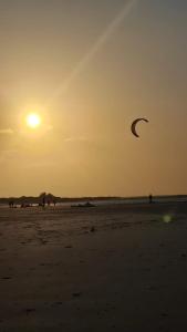 Uma praia perto da pousada