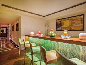 Makanan di atau berdekatan hotel