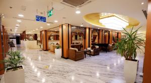 um lobby de uma loja com mobiliário e plantas em Ras Al Khaimah Hotel em Ras al-Khaimah