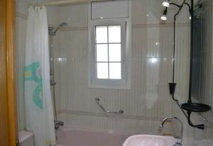 Galeriebild der Unterkunft R116 Casa adosada con piscina privada en Cunit in Cunit