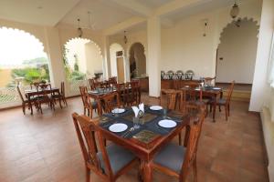 Restaurace v ubytování Rangmahal Pushkar by DIV HOSPITALITY