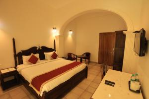 Voodi või voodid majutusasutuse Rangmahal Pushkar by DIV HOSPITALITY toas