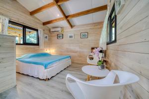 a bedroom with a bed and a table and chairs at Ô Lagon ! Pieds dans l'eau au lagon de l'Ermitage in Filaos