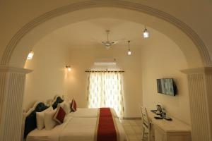 Voodi või voodid majutusasutuse Rangmahal Pushkar by DIV HOSPITALITY toas