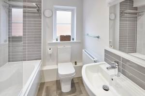 een witte badkamer met een toilet en een wastafel bij Host & Stay - Bagdale Rise in Whitby