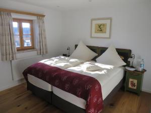 Postel nebo postele na pokoji v ubytování Landhof Angstl - Gästezimmer und Tagungsraum