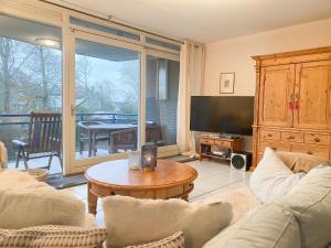 ein Wohnzimmer mit einem Sofa und einem TV in der Unterkunft Vakantieappartement Park Loverendale 3 Domburg DO23 in Domburg