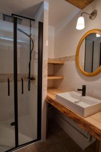 La salle de bains est pourvue d'un lavabo et d'une douche. dans l'établissement LES MURZIERS **, à Notre-Dame-de-Bellecombe