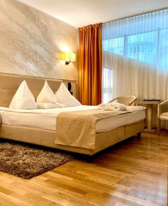 1 dormitorio con cama grande y ventana grande en Hotel Paradis en Cluj-Napoca