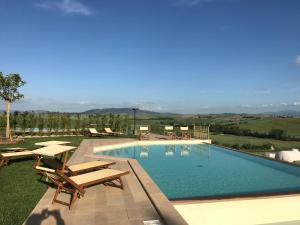 Bazén v ubytování Borgo del Silenzio - Apartments with pool in Lajatico nebo v jeho okolí