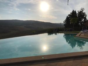 Bazén v ubytování Borgo del Silenzio - Apartments with pool in Lajatico nebo v jeho okolí