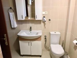 Baño pequeño con aseo y lavamanos en Lale Pension, en Egirdir