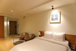 Posteľ alebo postele v izbe v ubytovaní Suncheon Hotel Gite