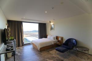 Posteľ alebo postele v izbe v ubytovaní Suncheon Hotel Gite