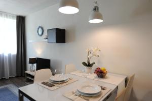 利維尼奧的住宿－La Suite，用餐室,配有带盘子和果盘的桌子