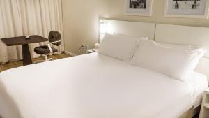 Cama ou camas em um quarto em Plaza São Rafael Hotel