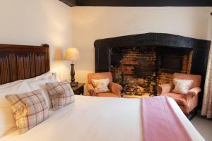 A bed or beds in a room at Spread Eagle Hotel And Spa 