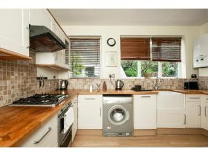 Pass the Keys Stylish Garden Apartment with Free Parking in Ealing