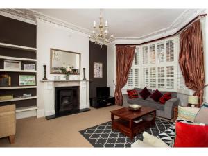 Pass the Keys Stylish Garden Apartment with Free Parking in Ealing