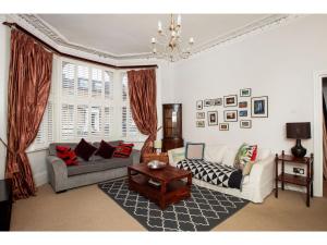 Pass the Keys Stylish Garden Apartment with Free Parking in Ealing