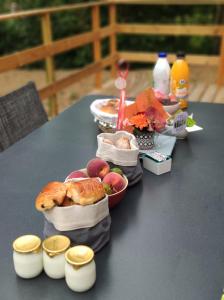 una mesa con un montón de comida. en LE PRE DE L AIR, en Saint-Michel-Mont-Mercure