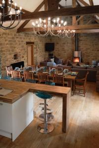 阿什伯恩的住宿－Woodpecker Loft at Millfields Farm Cottages，一间带桌子和沙发的用餐室