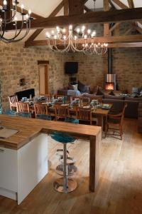 Ruang duduk di Woodpecker Loft at Millfields Farm Cottages