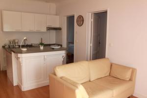 a living room with a couch and a kitchen at Appartements de Chantaco in Saint-Jean-de-Luz