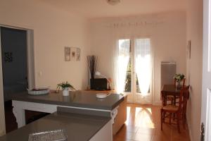 uma cozinha com um balcão e uma mesa em Appartements de Chantaco em Saint-Jean-de-Luz