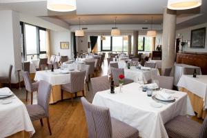 a restaurant with tables and chairs with white table cloth at Parador de Soria in Soria