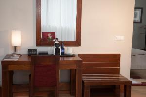een houten bureau met een spiegel en een stoel bij Parador de Soria in Soria