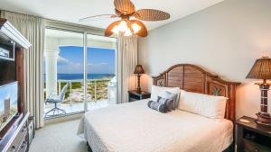 Un pat sau paturi într-o cameră la Portofino Island Resort +109 fotografii