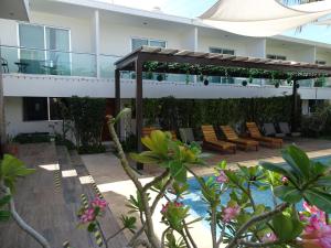 een resort met een zwembad en een gebouw bij Hotel Villa Escondida Campeche in Campeche