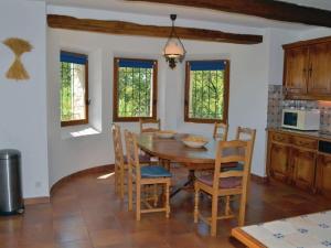een eetkamer met een houten tafel en stoelen bij Peaceful spacious 3 bed Villa in Callian