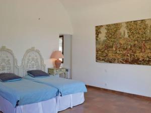 een slaapkamer met 2 bedden en een schilderij aan de muur bij Peaceful spacious 3 bed Villa in Callian