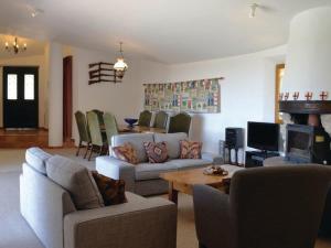 een woonkamer met 2 banken en een tafel bij Peaceful spacious 3 bed Villa in Callian