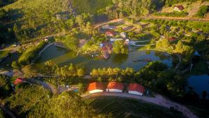 una vista aérea de una casa en un lago en Parque Pousada Macaquinho Turismo en Serra Negra