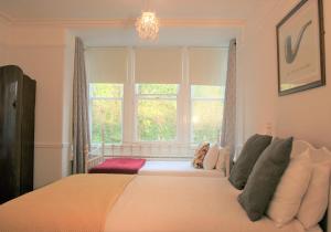 een slaapkamer met een groot bed voor een raam bij The Telstar in Exeter