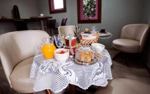 una mesa con comida y bebidas encima en Vila Lua de Taipu - Taipu de Fora en Barra Grande