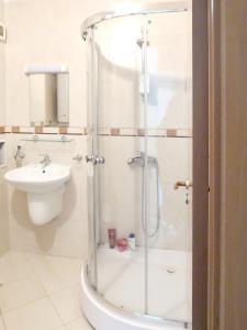 bagno con doccia e lavandino di One bedroom appartement at Slantchev Briag 600 m away from the beach with city view shared pool and balcony a Sunny Beach