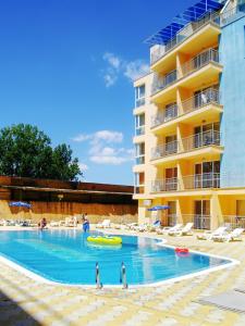 Baseinas apgyvendinimo įstaigoje One bedroom appartement at Slantchev Briag 600 m away from the beach with city view shared pool and balcony arba netoliese