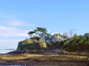 a house on a hill next to the ocean at Maison d'une chambre avec jardin amenage et wifi a Plehedel a 5 km de la plage in Pléhédel