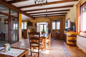 cocina y comedor con mesa y sillas en 5 bedrooms house with private pool and enclosed garden at Carcabuey, en Carcabuey